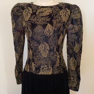 Vintage 1980’s classic! Glitter velvet key hole back!!! Shoulder pads! Sz8?